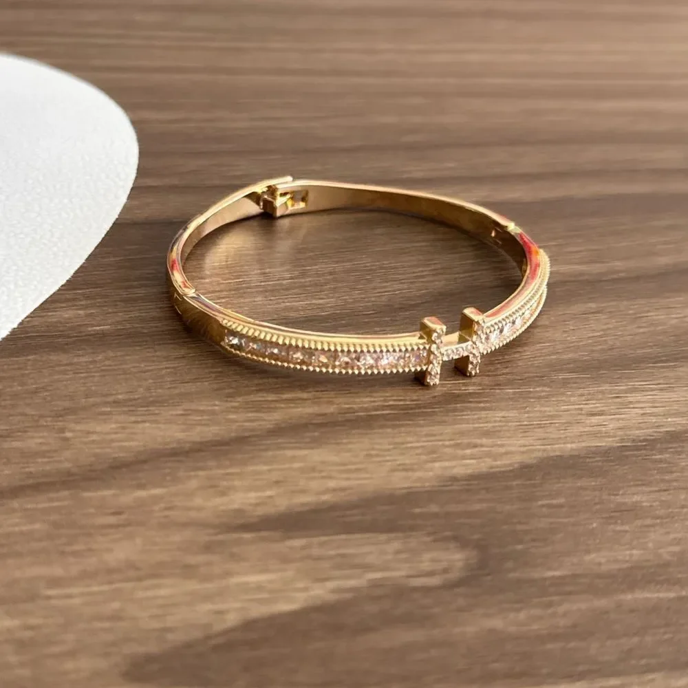 Elegant Gold Bracelet with Crystal Accents Q239
